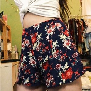 Adorable floral flowy shorts from h&m! 🌺